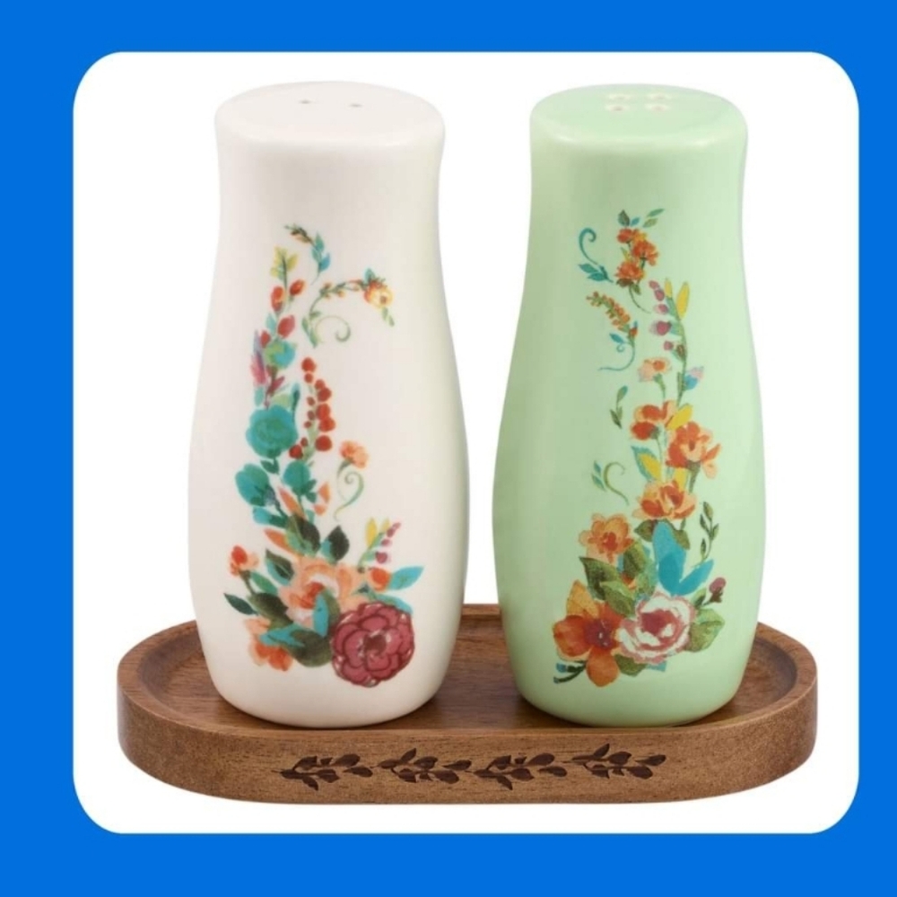 ❤️ New Pioneer Woman Salt & Pepper Shakers Set with Acacia Wood Tray